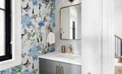Le-jardin-bleu-en-pleine-floraison-salle-de-bains-papiers-peints-a-motifs-demur